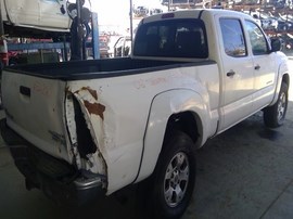 2006 TOYOTA TACOMA, WHITE, SR5, PRE-RUNNER, CREW CAB, 4.0L, AT, 2WD.  Z26370